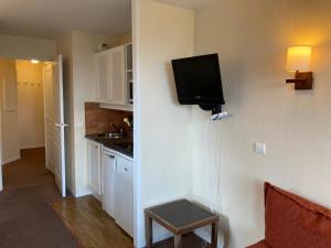 Zimmer mit einer Küche und einem TV an der Wand in der Unterkunft Appartement Avoriaz, 3 pièces, 7 personnes - FR-1-634-4 in Avoriaz