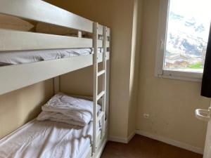 Etagenbett in einem Zimmer mit Fenster in der Unterkunft Appartement Avoriaz, 3 pièces, 7 personnes - FR-1-634-4 in Avoriaz