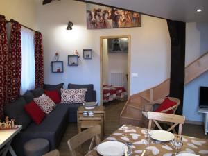 ein Wohnzimmer mit Sofa und Tisch in der Unterkunft Superbe Duplex 8 pers. à Avoriaz - Emplacement idéal, internet, proche ESF - FR-1-634-7 in Avoriaz
