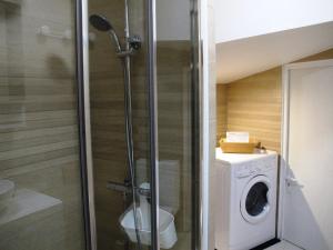 ein Badezimmer mit Dusche und Waschmaschine in der Unterkunft Superbe Duplex 8 pers. à Avoriaz - Emplacement idéal, internet, proche ESF - FR-1-634-7 in Avoriaz + 8 Fotos
