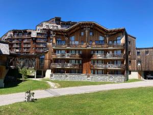 ein großes Wohnhaus mitten auf einem Feld in der Unterkunft Superbe Duplex 8 pers. à Avoriaz - Emplacement idéal, internet, proche ESF - FR-1-634-7 in Avoriaz