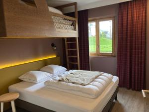 a bedroom with a bed and bunk beds at Spacieux appartement 2 ch. au pied des pistes, proche ESF et après-ski, confort moderne - FR-1-634-8 in Avoriaz