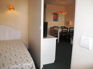 a hotel room with a bed and a dining room at 2 pièces pour 4-5 personnes, ski aux pieds, Avoriaz - FR-1-634-19 in Avoriaz