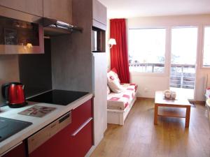 アヴォリアーズにあるAppartement rénové 3P - 2 chambres - Quartier Falaise - 6-7 personnes - FR-1-634-13のキッチン、リビングルーム(ソファ付)