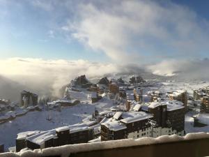 una ciudad cubierta de nieve en una montaña en Appartement 3 pièces pour 6/7 pers avec 2 salles de bains, buanderie, casier à skis et wifi - FR-1-634-11, en Morzine