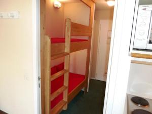 a small room with a bunk bed in a tiny house at Studio Avoriaz, 1 pièce, 4 personnes - FR-1-634-28 in Avoriaz