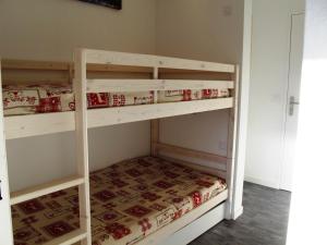 a bunk bed room with two bunk beds at Studio Avoriaz, 1 pièce, 4 personnes - FR-1-634-31 in Avoriaz