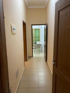 コトヌーにあるPARADISE FBの廊下(ドア付)と部屋(テーブル付)