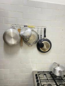 コトヌーにあるPARADISE FBの鍋・鍋が掛けられたキッチン