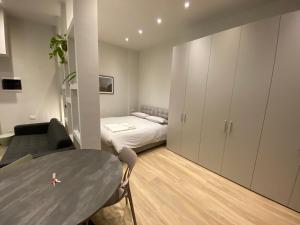 Habitación pequeña con 1 cama, 1 mesa y 1 dormitorio en #milanodabere Urban Loft, en Milán