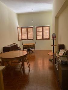 una sala de estar con mesa y sillas y un Sidx Sidx Sidx Sidx Sidx Sidx. en Hostel Mindelo, en Mindelo