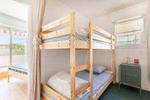 a bunk bed room with two bunk beds and a window at Balkoia superbe appartement de 75 m2 entièrement rénové in Saint-Jean-de-Luz