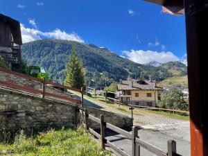 Blick auf einen Berg vom Bahnhof in der Unterkunft Appartamento montano in La Thuile