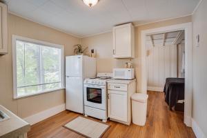 uma cozinha com um frigorífico branco e um fogão em Lakeshore Fishing Cabins #4 em Lake Ozark
