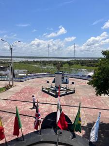 um grupo de bandeiras no topo de um edifício em El Cauchero Hotel Iquitos em Iquitos