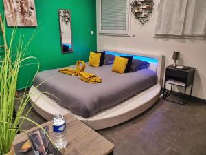 Uma cama ou camas num quarto em Suite Jacuzzi Privatif Plage Des Catalans
