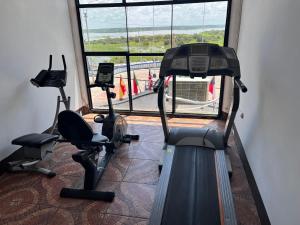 un gimnasio con 2 bicicletas estáticas y una gran ventana en El Cauchero Hotel Iquitos, en Iquitos