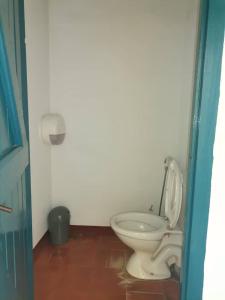 La salle de bains est pourvue de toilettes blanches. dans l'établissement Auberge Mariama BA, à Gorée