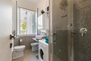 uma casa de banho com um lavatório e uma máquina de lavar roupa em Casa Acqua Marina - 1 min from the sea, Wi-Fi & Air Conditioning, Sea View Balcony em Bordighera