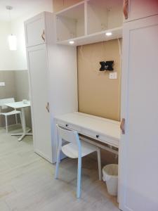 a dressing room with a desk and a chair at SMART HOME Certosa - Collegno in Collegno