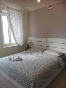 Un pat sau paturi într-o cameră la SMART HOME Certosa - Collegno