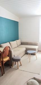 sala de estar con sofá y 2 mesas en L'Hermitage en Saint-Nectaire