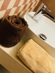 un lavandino in bagno con un asciugamano marrone sul bancone di Via Caputo 51 a Grottaglie