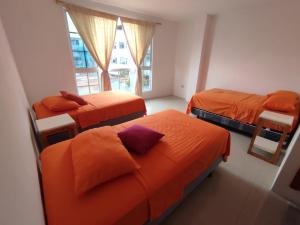 En eller flere senge i et værelse på PELICAN TOURS