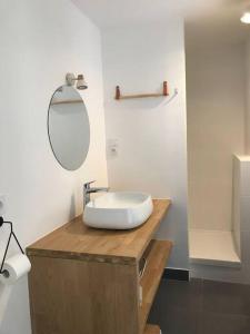 een badkamer met een wastafel op een houten aanrecht bij Magnifique maison de vacances à Carnac in Carnac