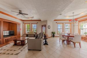 uma grande sala de estar com uma mesa e uma televisão em Grand Colony Island Villas em San Pedro