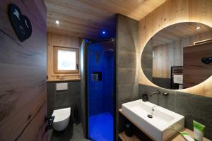 y baño con lavabo, aseo y espejo. en Chalet Silvesterhütte, en Seiser Alm
