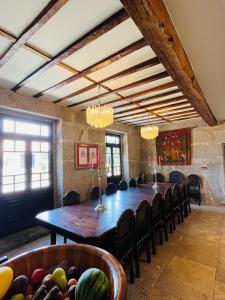 ein großer Raum mit einem großen Tisch und Stühlen in der Unterkunft Quinta da Lua Nova in Travancinha