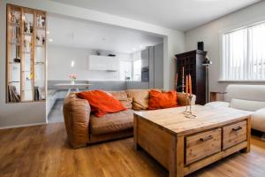 uma sala de estar com um sofá e uma mesa em Apartments Reykjavik em Reykjavík