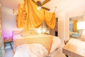 - une chambre avec un grand lit et des rideaux jaunes dans l'établissement Seaside Romantic Escape Steps to Beach, à Oceanside