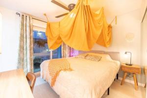 - une chambre avec un lit et un ventilateur de plafond dans l'établissement Seaside Romantic Escape Steps to Beach, à Oceanside
