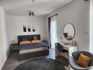 A bed or beds in a room at Alice Central Apartment