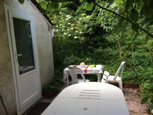 einen Tisch und Stühle auf einer Terrasse in der Unterkunft chambres d'hôtes du puy blanc in Saint-Paul