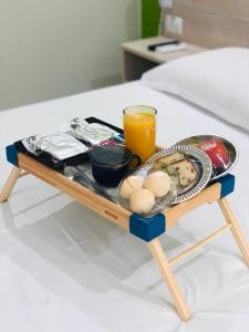 a tray of food on a table with a glass of orange juice at HOTEL E POUSADA ISIS in São Pedro