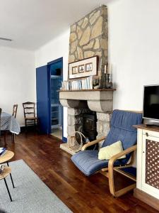 Televízia a/alebo spoločenská miestnosť v ubytovaní Maison avec vue mer à Port Manec'h, GR 34 à pied