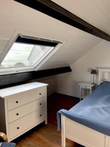 Posteľ alebo postele v izbe v ubytovaní Maison avec vue mer à Port Manec'h, GR 34 à pied