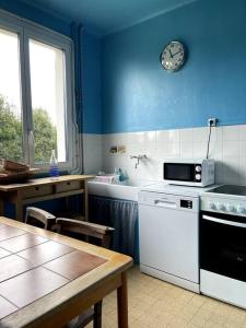 Kuchyňa alebo kuchynka v ubytovaní Maison avec vue mer à Port Manec'h, GR 34 à pied