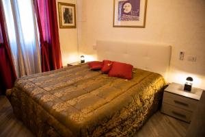 - une chambre avec un lit doté de 2 oreillers rouges dans l'établissement VATICANO BED apartment, à Bari