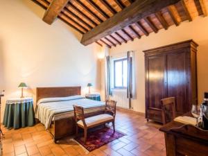 a bedroom with a bed and a table and chairs at Tenuta La Casetta in Casciana Terme