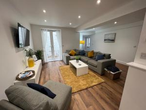 un soggiorno con divano e tavolo di Regent Apartment - Two bedroomed Holiday Flat a Ilfracombe