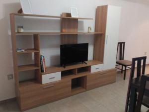 duże drewniane centrum rozrywki z telewizorem z płaskim ekranem w obiekcie Zapillo w mieście Almería