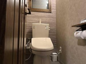 een kleine badkamer met een toilet en een spiegel bij LIT'S INN Sapporo - Vacation STAY 97105v in Sapporo