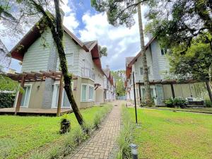 einen Gehweg vor einem Haus in der Unterkunft Casa Encantos de Canela - Refúgio da família in Canela