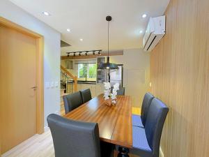 comedor con mesa de madera y sillas en Casa Encantos de Canela - Refúgio da família, en Canela