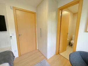 Zimmer mit einer Tür und einem Zimmer mit einem Spiegel in der Unterkunft Casa Encantos de Canela - Refúgio da família in Canela + 17 Fotos