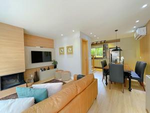 ein Wohnzimmer mit Couch und ein Esszimmer in der Unterkunft Casa Encantos de Canela - Refúgio da família in Canela